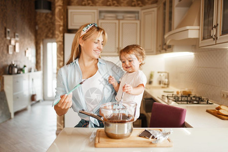 可爱的女人和小孩在厨房做甜点图片