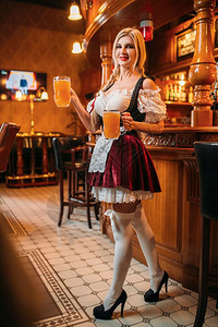 在酒吧服务的女服务员图片