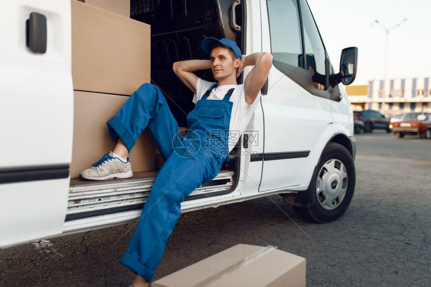 休息期间身着制服的送货员在车上坐着休息
图片