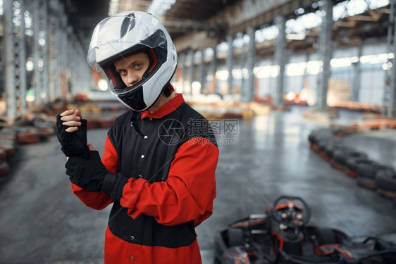 穿戴红色制服头盔和手套的卡特赛车手图片
