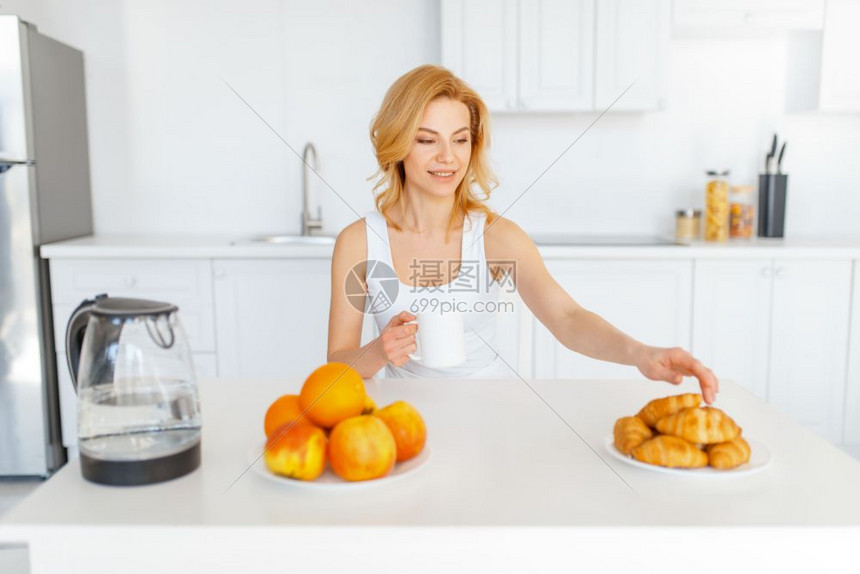 在家吃早餐的女人健康生活方式图片