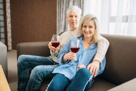 中年夫妻在沙发上喝红酒图片