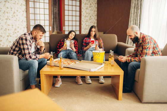 朋友在无聊的家庭派对上喝啤酒图片