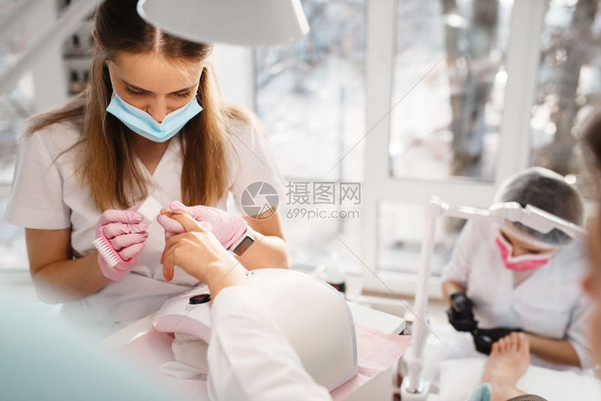 美容院手足医生为顾客做护理治疗图片