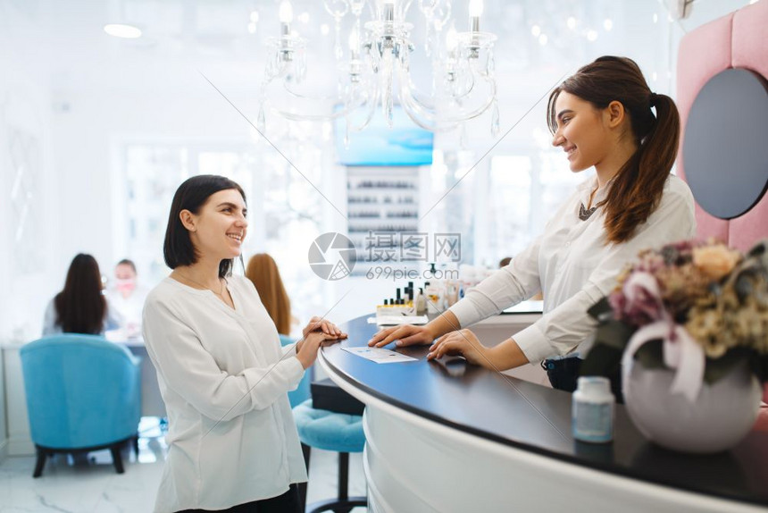 美容师正在给女顾客介绍温泉服务图片