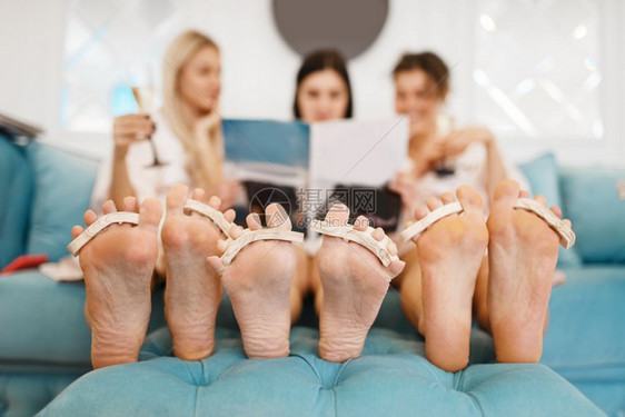 三个美女顾客正在做脚趾护理治疗图片