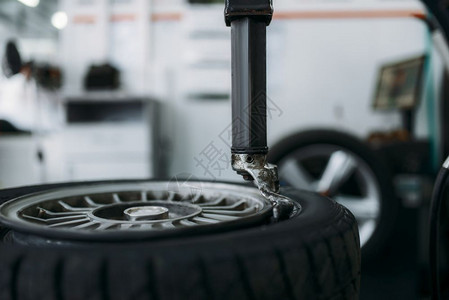 汽车轮胎修理工具和设备车间辆检查图片