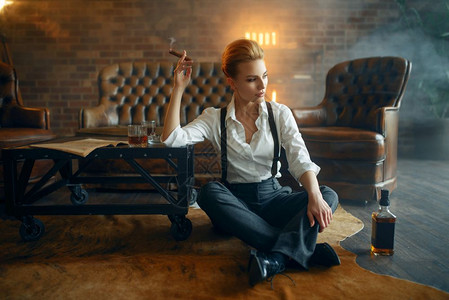 穿着黑帮风格衣服的女士抽雪茄图片素材