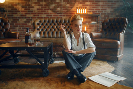 穿着黑帮风格衣服的女士抽雪茄图片素材