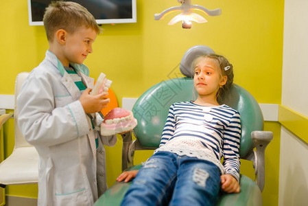 儿童在模拟医院中扮演口腔医生图片