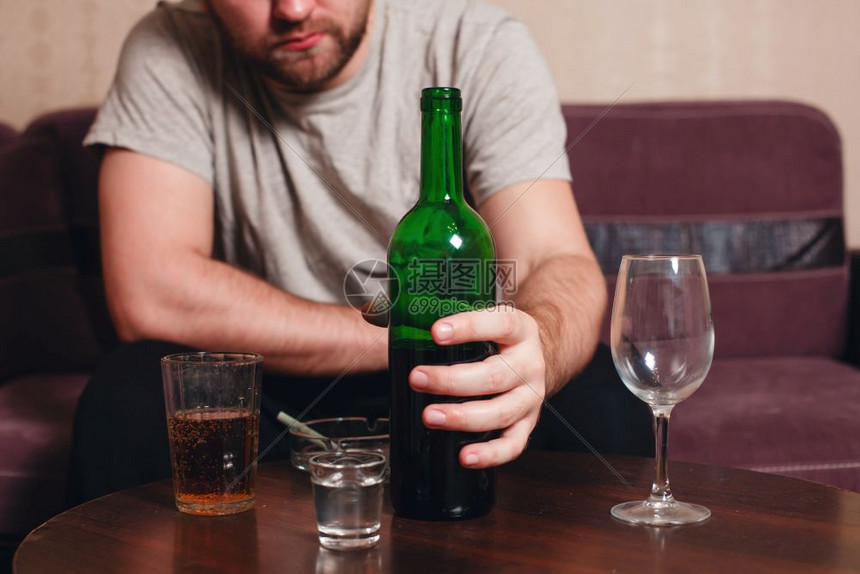 酗酒者一个人喝得烂醉