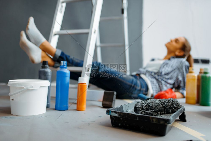 女子戴手套在墙上粉刷油漆图片