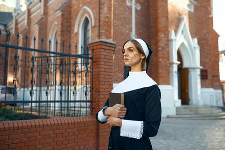 教堂里的年轻修女背景图片