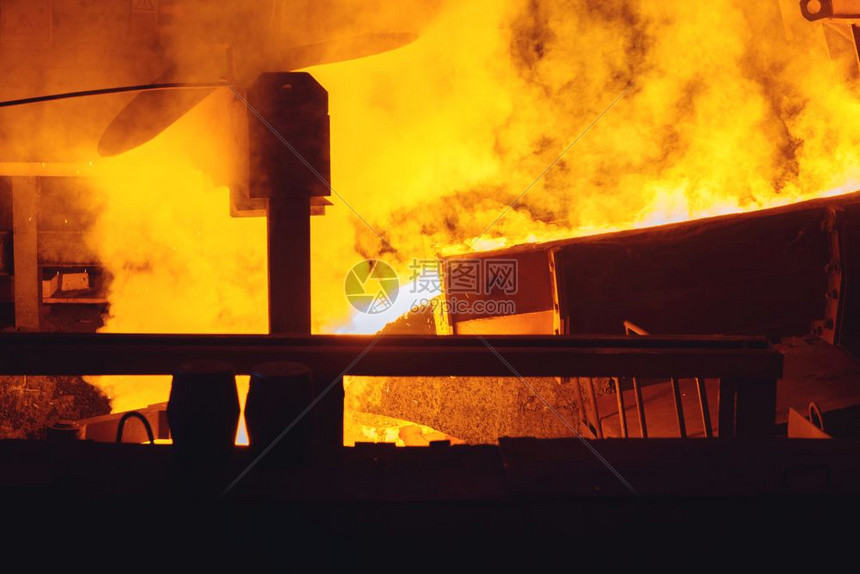 钢铁工厂冶金或属加工业厂生产制造用液态金属在锅炉上架起重机闭合钢工厂冶金或属加工厂图片