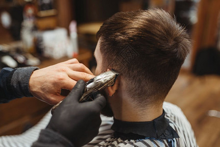 理发师用梳子剪切客户r头发专业理师是一种时髦的职业男理发师和复式沙龙客户理发师用梳子剪客户r理发师用梳子剪裁客户r理发师用毛背景图片
