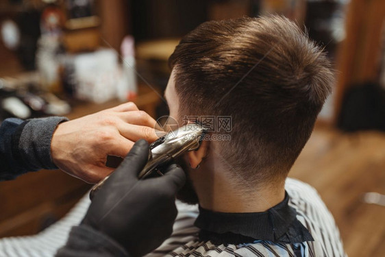 理发师用梳子剪切客户r头发专业理师是一种时髦的职业男理发师和复式沙龙客户理发师用梳子剪客户r理发师用梳子剪裁客户r理发师用毛图片