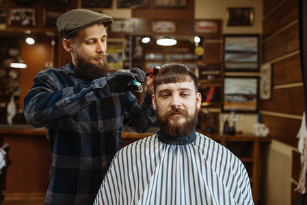 专业理发师给年轻男性剪头发图片