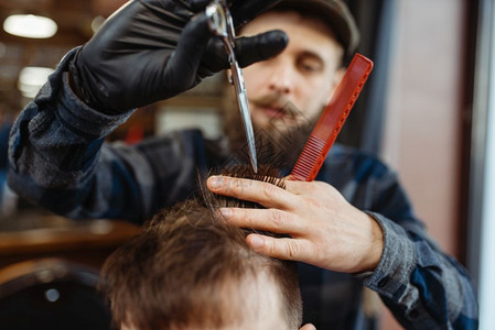 专业理发店是一个时髦的职业男理发师和客户在倒型发廊理师为客户图片