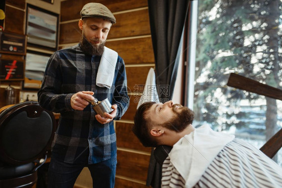 男理发师和美沙龙客户图片