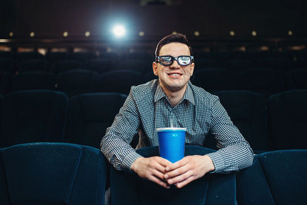 3D杯的青少年在电影院表演时间娱乐业持有饮料和化妆品图片