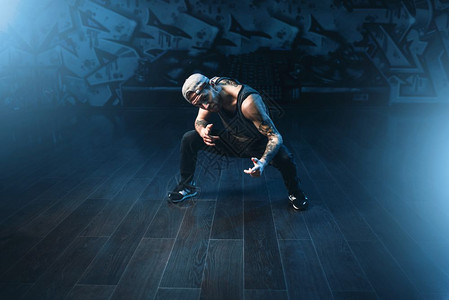 穿黑袍的男拿着木玫瑰双手交叉宗教深色斗篷中的神秘修道士拿着木的