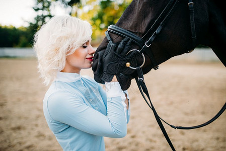 骑着七星瓢虫的女孩美女牵着马背景