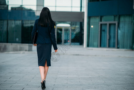 成功的女商人和现代建筑金融中心城市风景图片