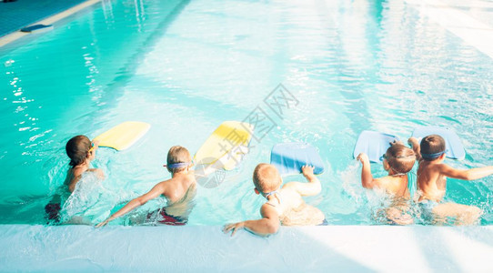 小朋友在游泳馆学习游泳图片