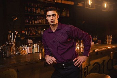 在酒吧柜台站着的穿衬衫年轻优雅男子夜生活商人在总会休闲图片