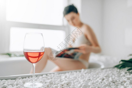 一杯红葡萄酒穿着白内裤的有魅力女人穿着白内裤的杂志图片