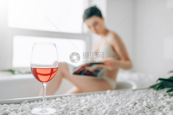 一杯红葡萄酒穿着白内裤的有魅力女人穿着白内裤的杂志图片