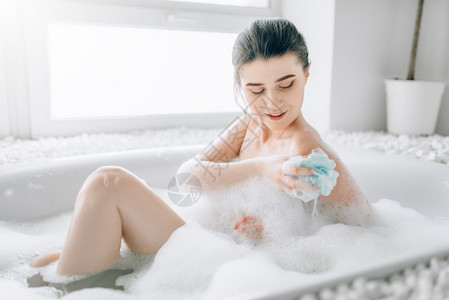 在洗泡泡浴的女子图片