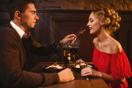 情侣在餐厅约会图片