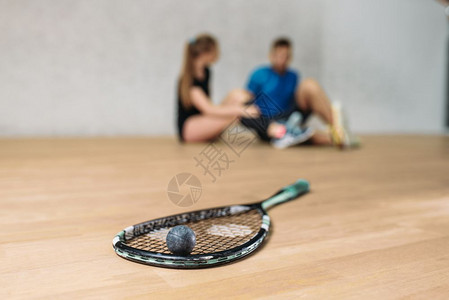 两个人打完网球坐在一边休息图片