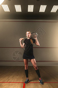 年轻女子在俱乐部训练网球图片