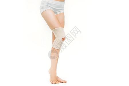 腿部受伤的女生图片