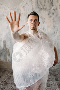 男人裸体抱着塑料袋摆着造型图片