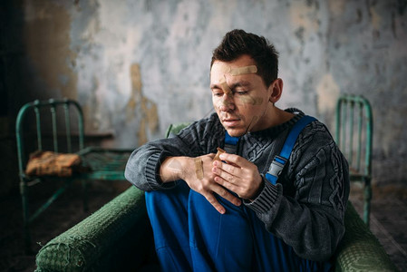 精神病患人的概念疯狂人穿着制服疯子脸上和手石膏的疯子图片素材