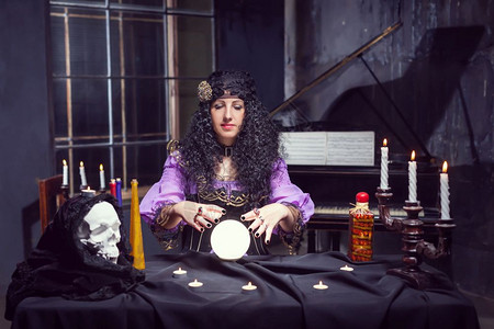 巫的艺术字巫女用水晶球工作背景