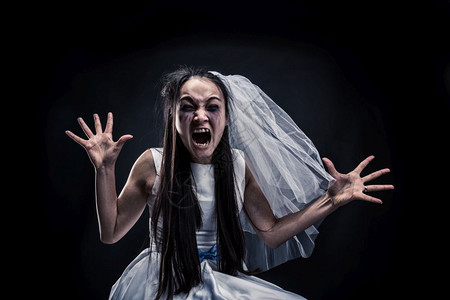 穿着婚纱和白面的满脸撕裂无女人尖叫着的新娘图片素材