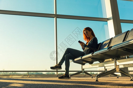 在候机厅的女孩在等待航班图片