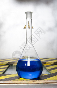 含有蓝色试剂的化学气瓶。 含有化学试剂的气瓶。图片