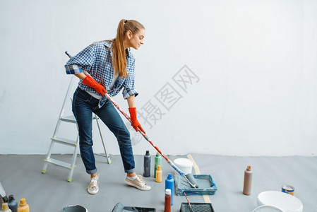 女油漆工正在准备粉刷图片