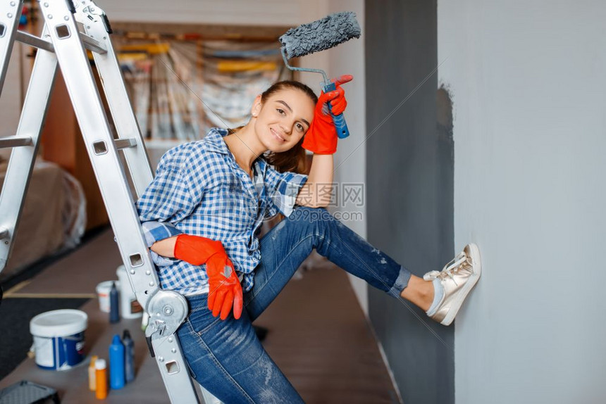 美女独自在家装修刷油漆