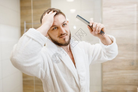 男人梳理头发图片
