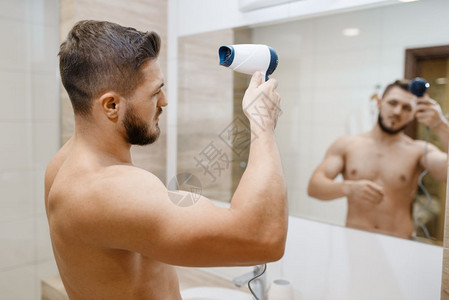 男人洗完澡吹头发图片