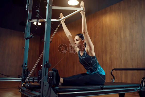 妇女在运动服装做伸展普拉提运动在健身房健身健身在体育俱乐部运动女人健美操在健身房里做普拉提伸展运动的女人图片
