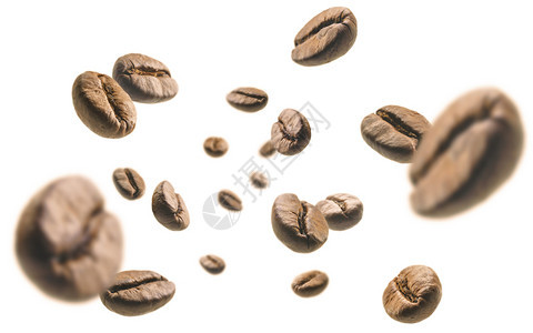 白背景中飘浮着的咖啡豆图片