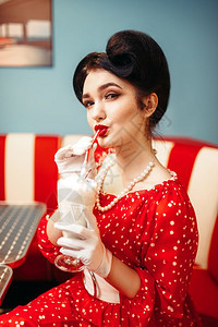 美女穿着古典服装用吸管喝奶昔图片