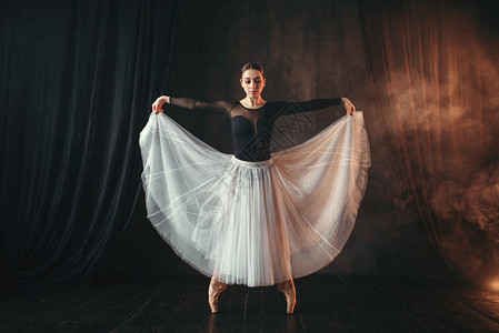 舞动的芭蕾演员图片